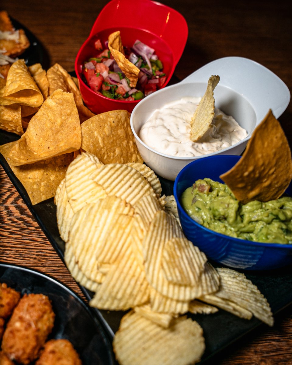 homeawaywrigley's tweet image. ⚾️🍻 At Home Away From Home, our starters &amp;amp; shareables lineup is built for team players: crispy fried pickles, cheese curds, golden toasted ravioli, and our crowd-favorite chips &amp;amp; dips—served in mini baseball helmets of course!

#homeawayfromhomechi #wrigleyville #appetizers