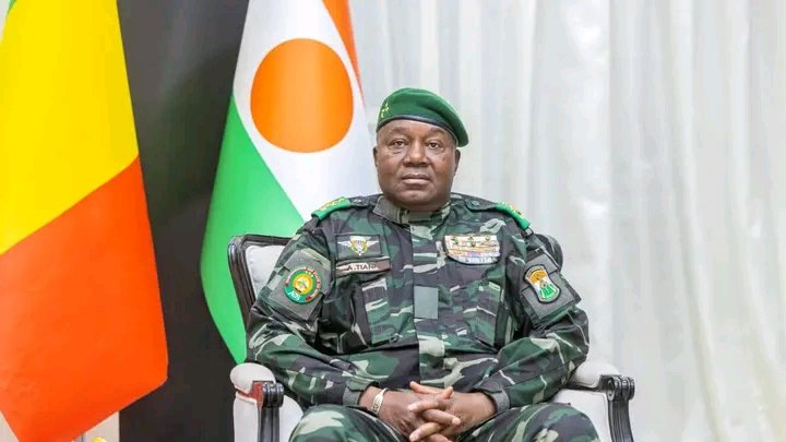 MainaMajin's tweet photo. Gwamnatin mulkin soja a Nijar, ta samar da takin zamani ga manoma cikin lokaci a yayin da wasu sassan duniya ke fama da tsada da ma karancin sa. https://t.co/NdGgEgqN5F