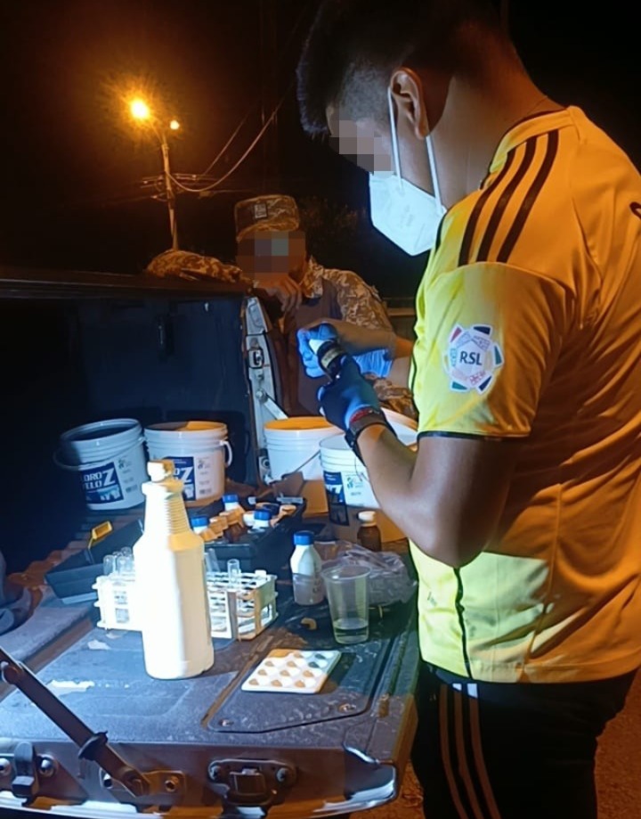 DefensaEc's tweet image. ¡ESTRUCTURA CRIMINAL DEL NARCOTRÁFICO DESMANTELADA: 60,8 KG DE DROGA SINTÉTICA DECOMISADOS EN HUAQUILLAS! 💪

➡️ Mediante una operación militar, se interceptó un tráiler con destino a #Colombia y se decomisó 16 baldes de droga sintética (ketamina) con un peso total de 60,8 kg,