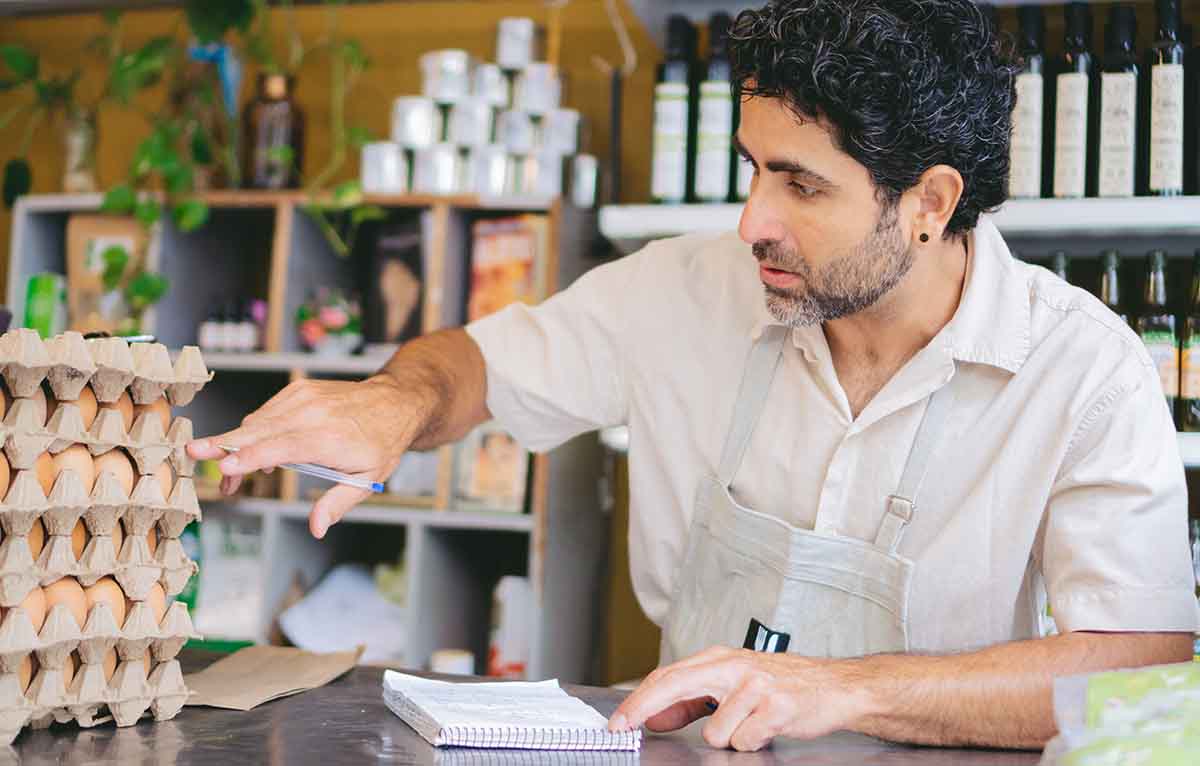 CTMConstruccion's tweet image. El alza en energéticos y alimentos presiona a pequeños comercios que viven del día a día. Absorben costos o suben precios, pero en ambos casos el impacto recae en el consumidor final: menos compra, menos margen y menor dinamismo local. #Comercio #Consumo