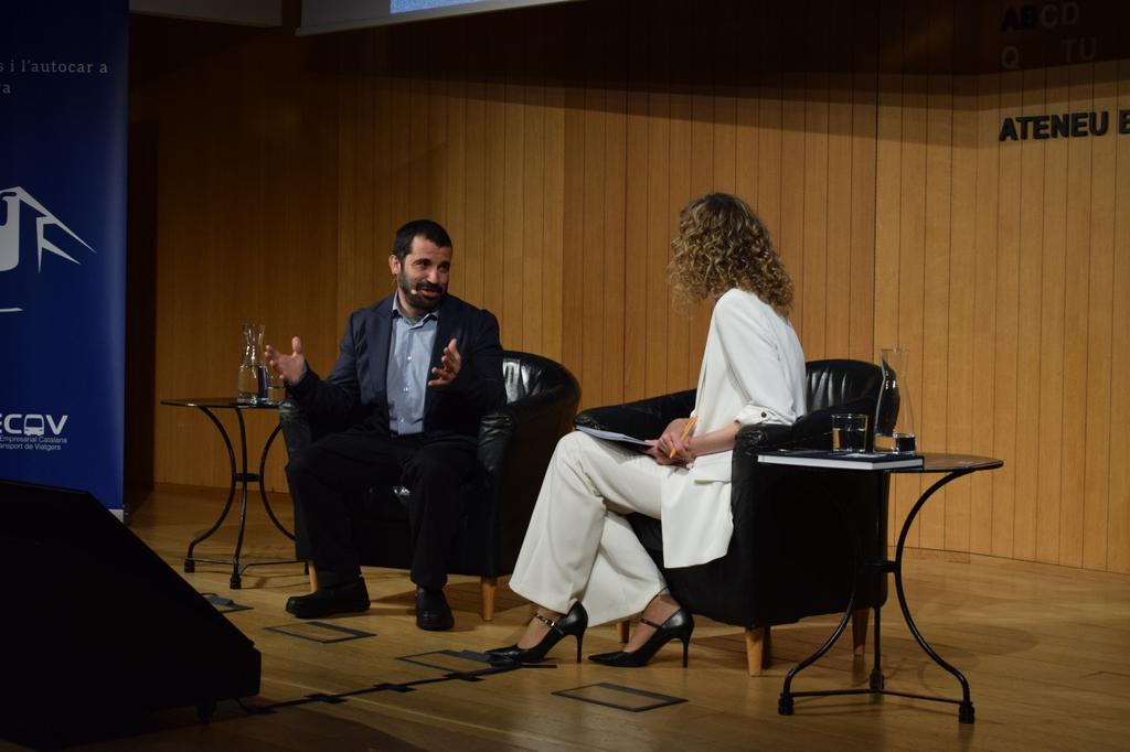 TerminusCET's tweet photo. "El autobús y el autocar en Cataluña", el nuevo libro de @JoanCSalmeron, editado con @fecavbus.

👉🏼 Ha sido presentado esta mañana en el @AteneuBCN, con José María Chavarría, presidente de FECAV; @manelnadal63, secretario de Mobilitat; y Manuel Roger, cargo del @transportesgob. https://t.co/TRyevsDuVM