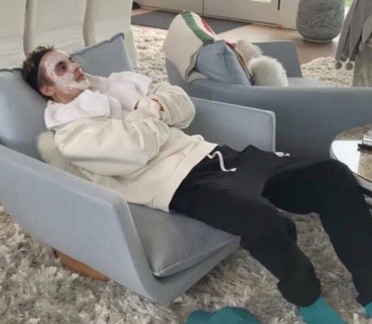todas esperando el anuncio del tour 

justin bieber