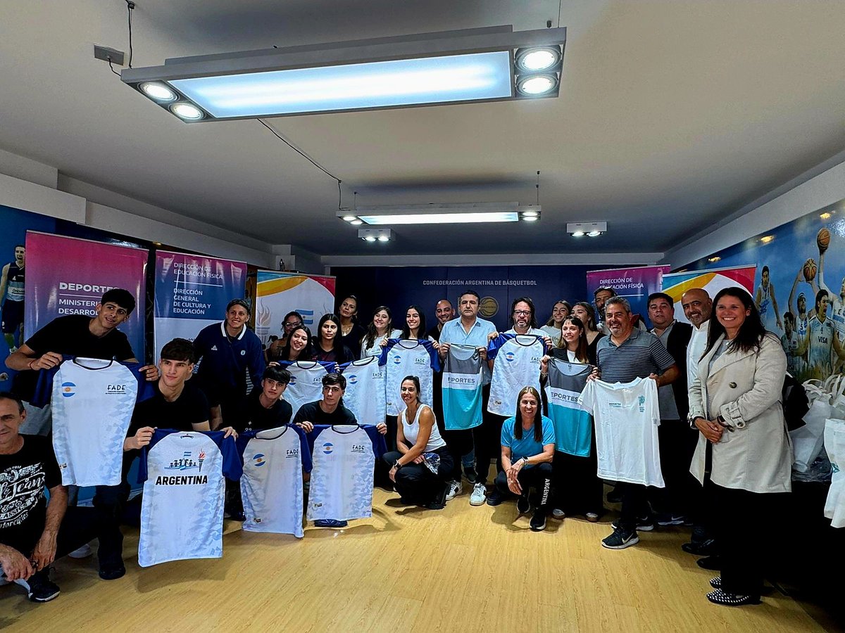 Despedimos a la delegación🇦🇷 que nos representará en el Campeonato Sudamericano Escolar de Básquet 3x3 🏀 Sub-18.👉🏻📍Brasil🇧🇷.
Una oportunidad construida con trabajo mancomunado entre la Dirección de Educación Física de la DGCyE, <a href="/FADEarg/">Federación Argentina Deporte Escolar</a>, CAB y FEBAMBA.
<a href="/Kicillofok/">Axel Kicillof</a> <a href="/flaviaterigi/">Flavia Terigi</a>