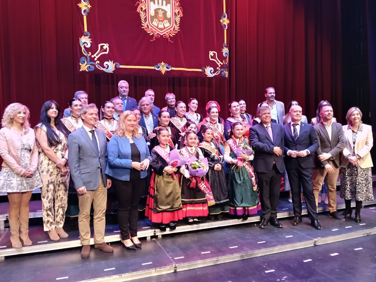 Aytoburgos's tweet photo. Burgos ya tiene nueva Corte de Honor 👑

Beatriz Plaza, de la Peña Rincón de Castilla, y Valeria Lezcano, de la Peña Los Titos, son las nuevas reinas Mayor e Infantil de la ciudad, respectivamente. 

Enhorabuena! 🎉 https://t.co/zEL3yPkDXi