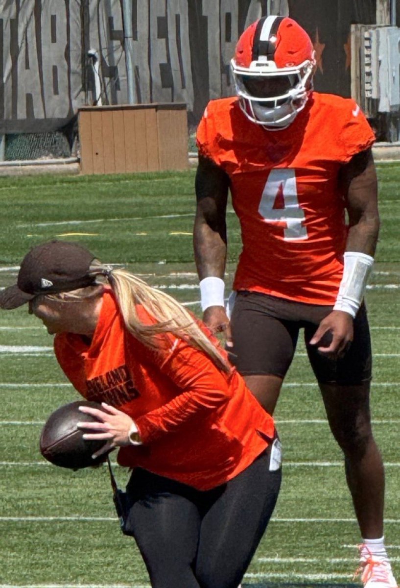 MLFootball's tweet image. TRENDING: This photo of Cleveland #Browns quarterback Deshaun Watson from minicamp has gone viral on social media.

😳😳😳

Watson is wearing a GoPro-style camera on his helmet during training today.
