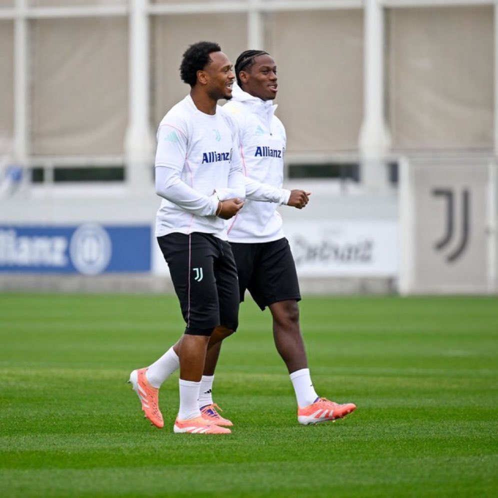 Transfer1_Daily's tweet image. ⚫️⚪️ #Juve is already looking for solutions to offload #Openda after redeeming him. 

On Jonathan #David, however, no definitive rejection: the club hasn't yet decided to put him on the market and will wait to see how the next few months unfold. #Juve

Source: Fabrizio Romano