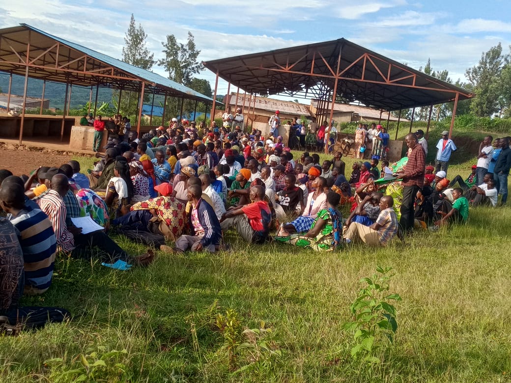 RutungaS's tweet photo. @RutungaS kuwa 21/04/2026 inteko y'abaturage zateranye mu tugari twose tugize Umurenge wa Rutunga.
Umunyamaba Nshingwabikorwa  yifatanyije n'abaturage bo mu kagari ka Indatemwa mu mudugudu wakaruranga.
Haganiriwe ku :Umutekano,isuku,MUSA,EjO HEZA,itangira ry'amasburi n'ibindi https://t.co/Eep11Ymw7G