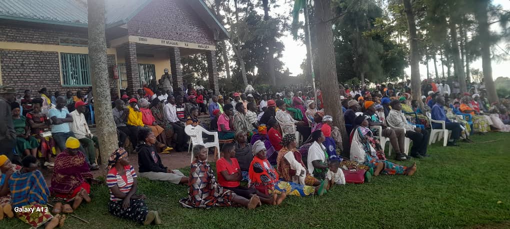 RutungaS's tweet photo. @RutungaS kuwa 21/04/2026 inteko y'abaturage zateranye mu tugari twose tugize Umurenge wa Rutunga.
Umunyamaba Nshingwabikorwa  yifatanyije n'abaturage bo mu kagari ka Indatemwa mu mudugudu wakaruranga.
Haganiriwe ku :Umutekano,isuku,MUSA,EjO HEZA,itangira ry'amasburi n'ibindi https://t.co/Eep11Ymw7G