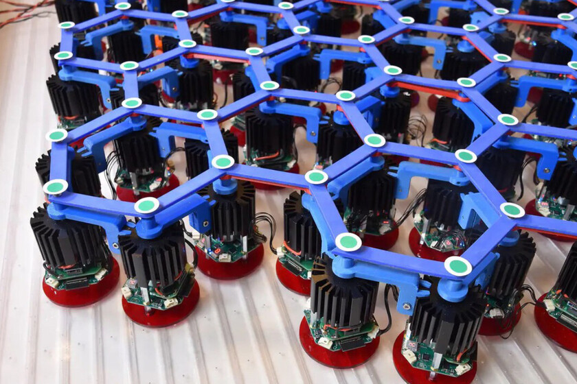 XatakaLATAM's tweet photo. La Universidad de Ámsterdam está jugando a ser Dios: este metamaterial que evoluciona y se mueve por sí solo https://t.co/xVBtdRNQpo https://t.co/hhVwtY6Y2V