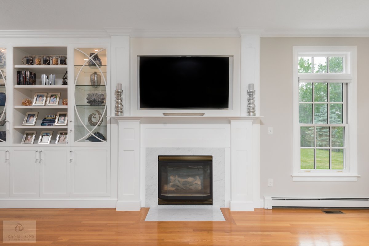 Transitionskbr's tweet photo. Bright, open, and made for everyday living. This stunning kitchen features a spacious island, eye-catching hood, and cozy breakfast nook—all flowing seamlessly into the adjacent dining and living rooms. We even updated the fireplace to create a stylish focal point 🔥 https://t.co/KEzVZR1DAG