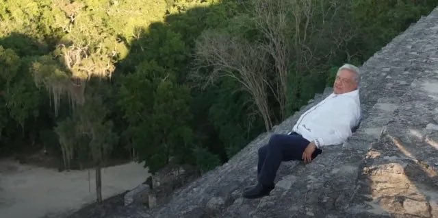 Imágenes del loco en la pirámide.