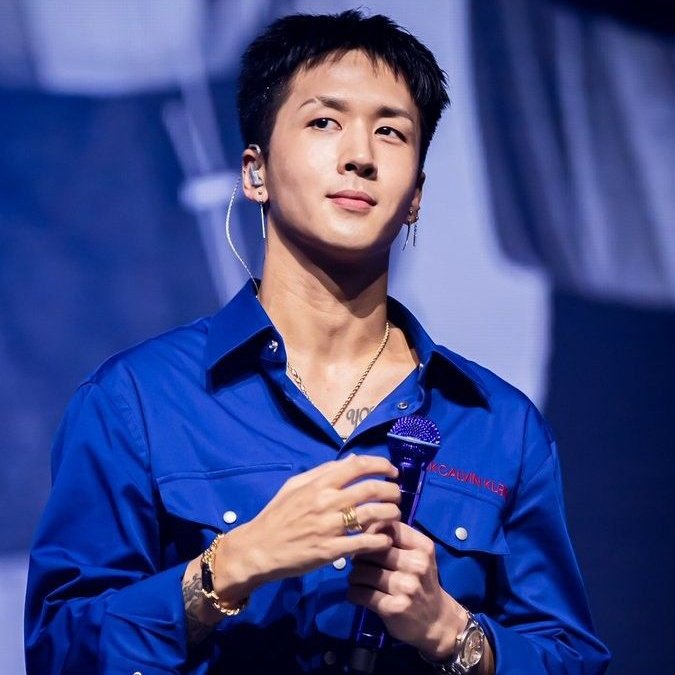 byeonhaesseo's tweet photo. After his scandal, Ravi had to leave his group and go away from the spotlight. He was so desperate to still make music, he somehow had to prepare for a future comeback... Meanwhile, he was secretly working in the nightclubs in the US, letting his ass get gapped for some cash https://t.co/zZ8CQQy4LB