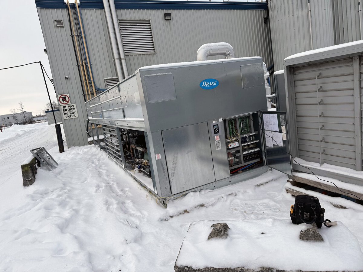 Drakechillers's tweet photo. Drake’s 133-ton PAC1600 chiller provides chilled glycol to jacketed tanks supporting consistent temperature control in bakery production.

Drake routinely designs custom food processing chiller systems to meet an operation’s specific needs, without charging a custom price tag. https://t.co/6QPQUxJ0IR