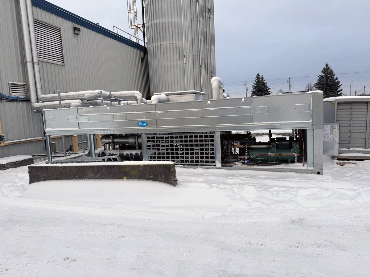 Drakechillers's tweet photo. Drake’s 133-ton PAC1600 chiller provides chilled glycol to jacketed tanks supporting consistent temperature control in bakery production.

Drake routinely designs custom food processing chiller systems to meet an operation’s specific needs, without charging a custom price tag. https://t.co/6QPQUxJ0IR