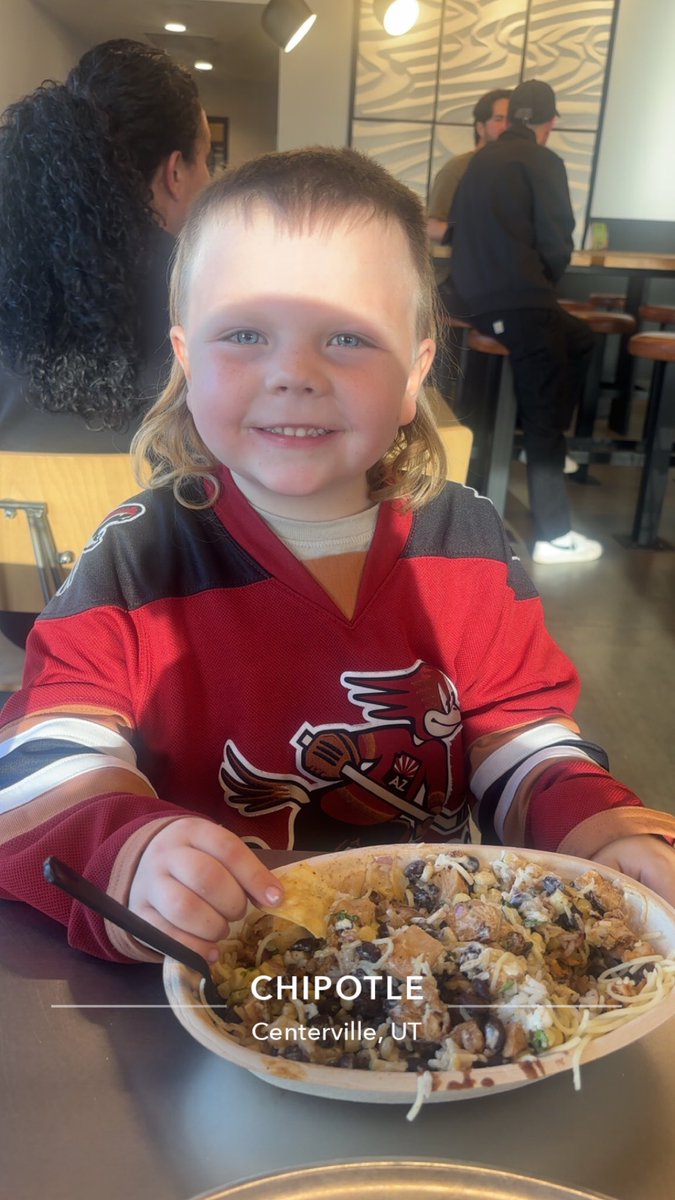 MammothShaun's tweet image. Took full advantage of the BOGO at @ChipotleTweets last night while the little guy was rocking his @RoadrunnersAHL jersey! We saw some pretty cool jerseys while eating, what jerseys did everybody wear last night?
#chipotle #nhl #tuscon #hockey
