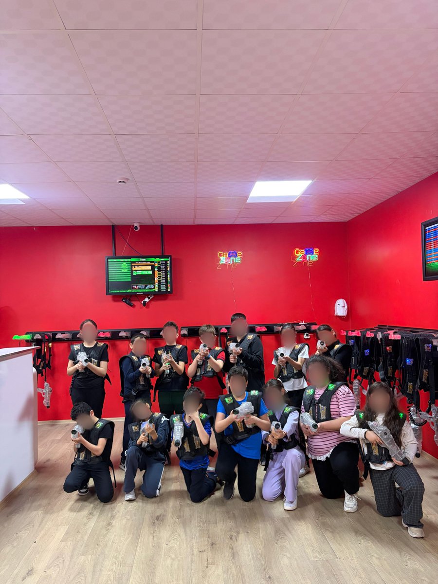 Equilifetr's tweet photo. @tcbestepe BUGÜN BU ÜLKEDE 10 YAŞINDAKİ ÖĞRENCİLERE SİLAHLI POZ VERDİRTTİLER!!! https://t.co/Zp4hJaUDXr