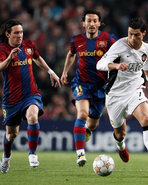 TyCSports's tweet image. 🔙 A 18 AÑOS DEL PRIMER CRUCE ENTRE MESSI Y CRISTIANO RONALDO ✨

Un día como el de hoy, pero de 2008, el astro argentino y el crack portugués se veían las caras dentro del campo de juego, en lo que sería el primero de muchos enfrenamientos. Fue en el empate 0-0 entre #Barcelona