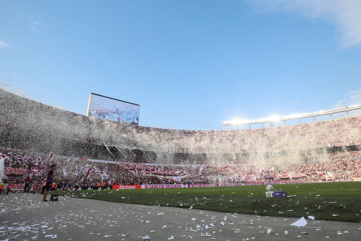 La popular repleta de paraguas y papelitos cayendo de la tribuna, una imagen impensada hace unos años..