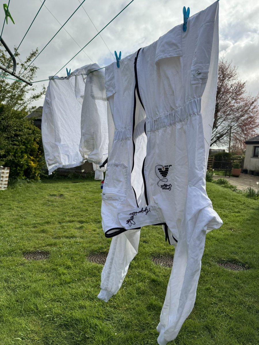 GwenynGruffydd's tweet image. Nothing better than a clean fresh bee suit ready for a hard days work!
Have you seen our new range of suits by apiprotec ? Made in France 🇫🇷. Top quality we’re really impressed!
,
#beekeeping #beekeeper #beekeeperslife