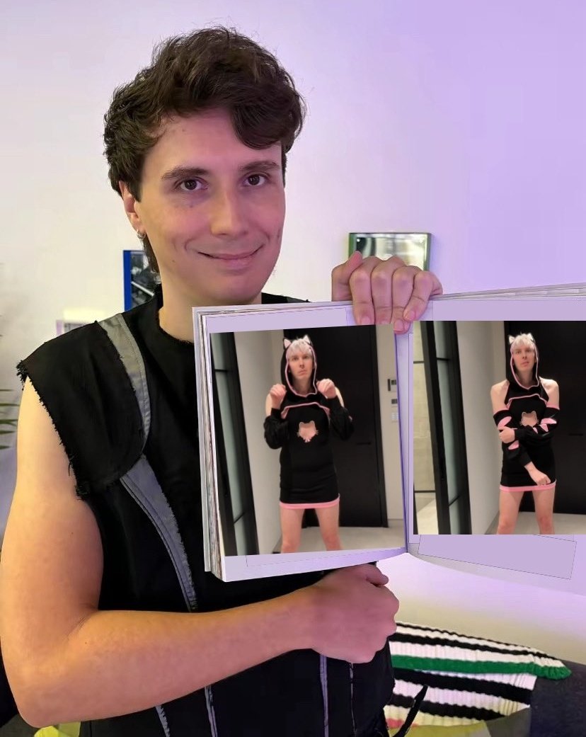 ella 🌚 tweet media