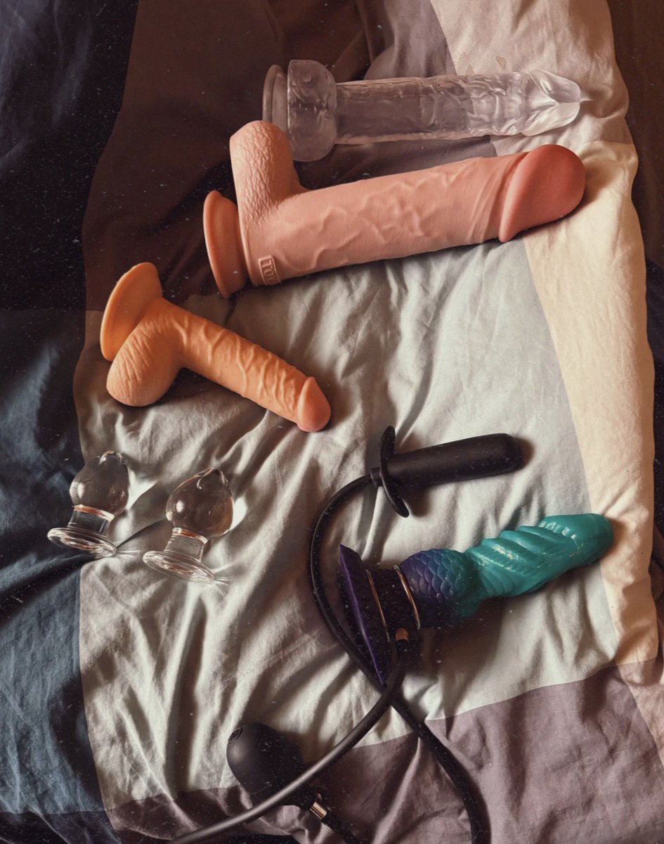 DevotedCurves tweet media