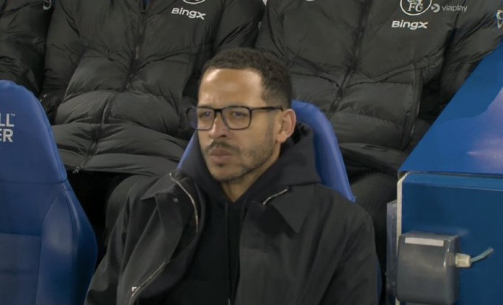 goalsside's tweet photo. Chelsea fans are chanting:

🚨🗣️ “F**k off Rosenior” 🎶 https://t.co/yeqS6eEMdp