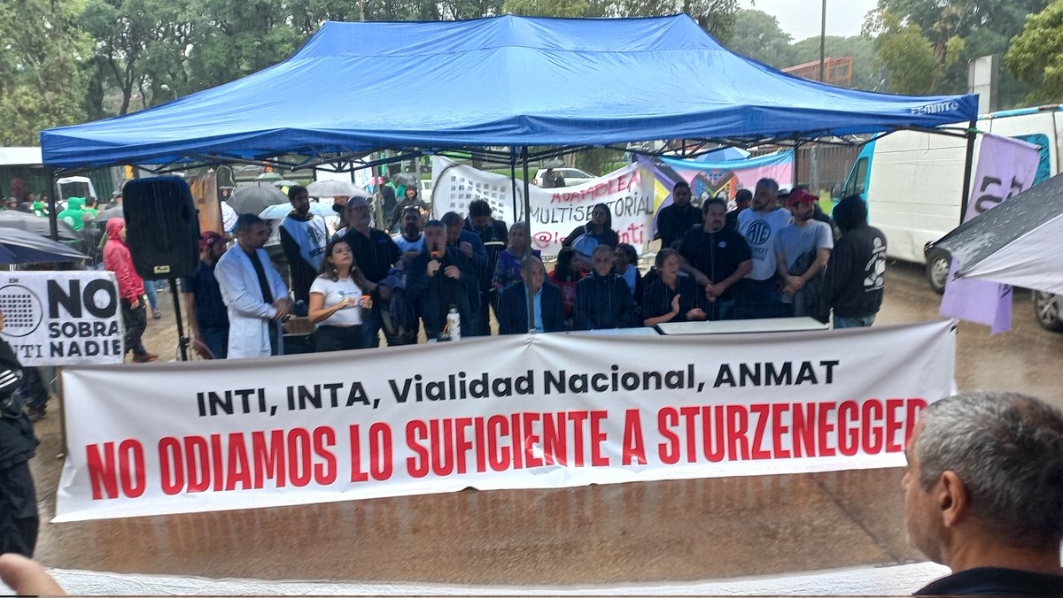 mesa_cytec's tweet photo. 🔊 "Nos quieren imponer un modelo donde la ciencia y la tecnología no tienen lugar. La lucha del #INTI es totalmente genuina. De esto salimos con unidad", afirmó la diputada @aserquis 
No al #industricidio 
No al #cientificidio https://t.co/zppFP4DA1v