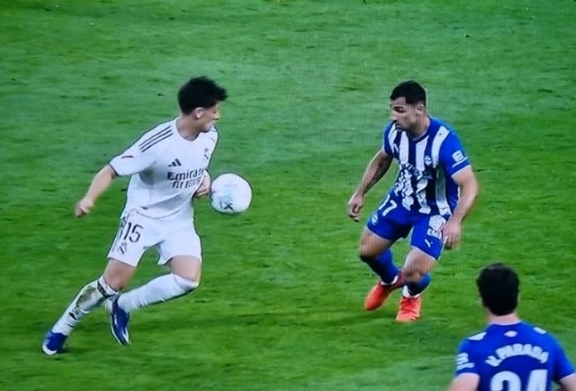 kiroleros's tweet photo. En esta repetición de @DAZN_ES se ve una MANO CLARA de Arda Güler en la jugada antes del gol de Mbappé.
¿La podía haber pitado el árbitro?
¿El VAR qué? #PuesNada https://t.co/3myC7QGUbj