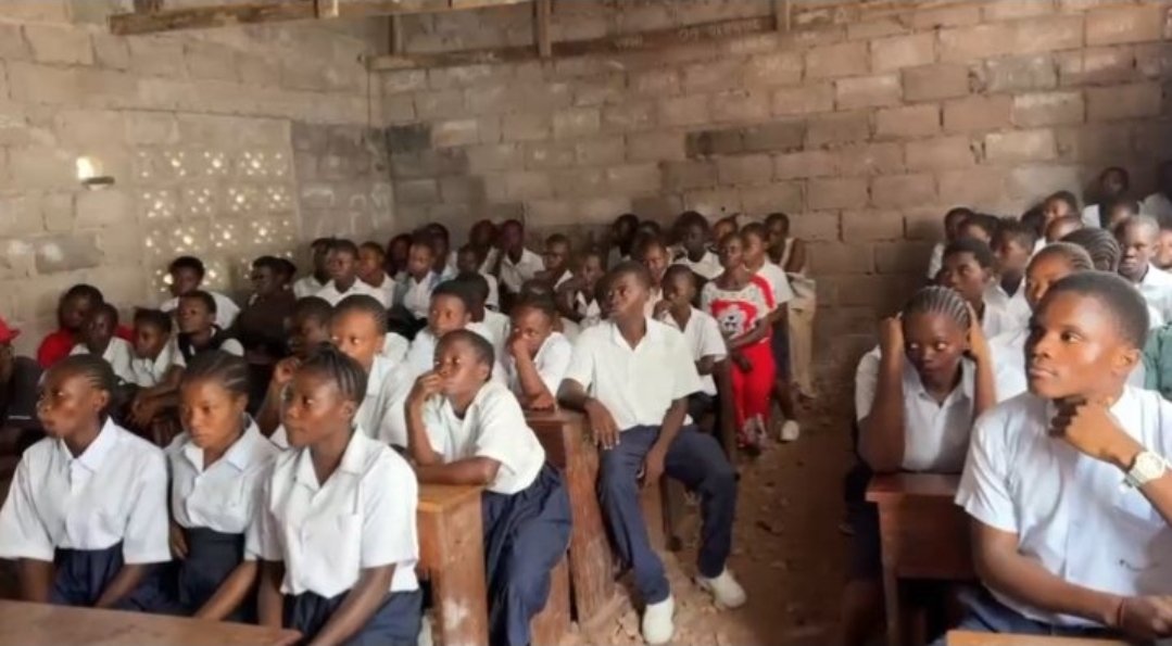 TANGANYIKA : l’honorable KABONGO WA KABONGO BONIFACE surprend les élèves finalistes du Complexe scolaire Lumière du Christ en prenant en charge les frais des examens d’État de tous les finalistes, offrant ainsi une chance égale à chacun