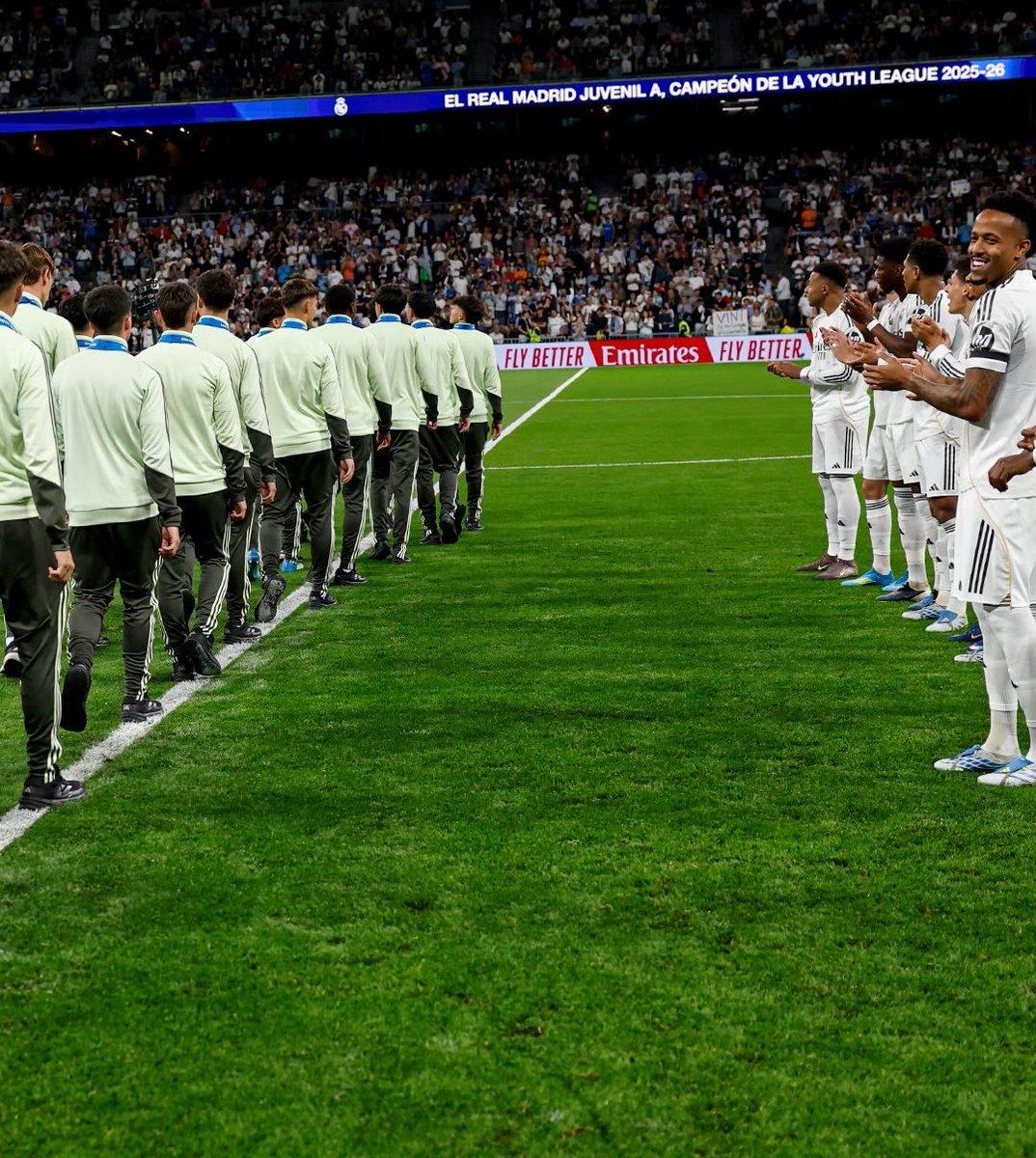 La foto que define y resume la temporada del Madrid. Los que ovacionan son los que están obligados a ganarlo todo y han dado vergüenza. Los ovacionados son los que están para aprender y han sido ellos los que han honrado el escudo y la camiseta del Real Madrid.