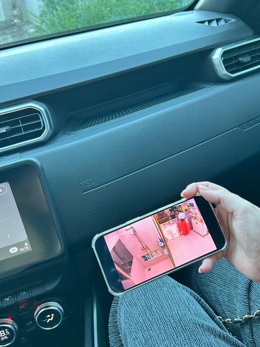 ceci renault tweet media