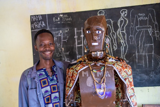 AfDB_Group's tweet image. This World #Creativity and #Innovation Day, see what connectivity can unlock. In the Central African Republic, a 900km fibre network, backed by the @AfDB_Group is opening opportunities for digital learning and youth-led innovation.

➡️ bit.ly/4elZC8I