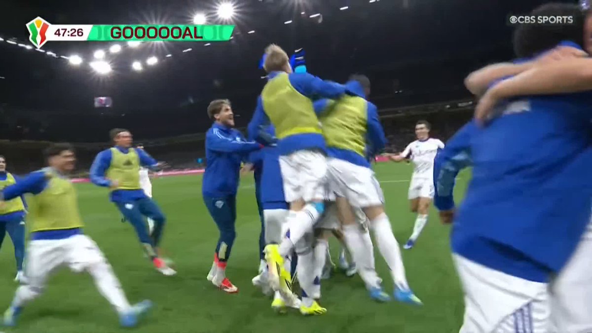 إحتفال لاعبي كومو بالهدف الثاني في مرمي إنتر 