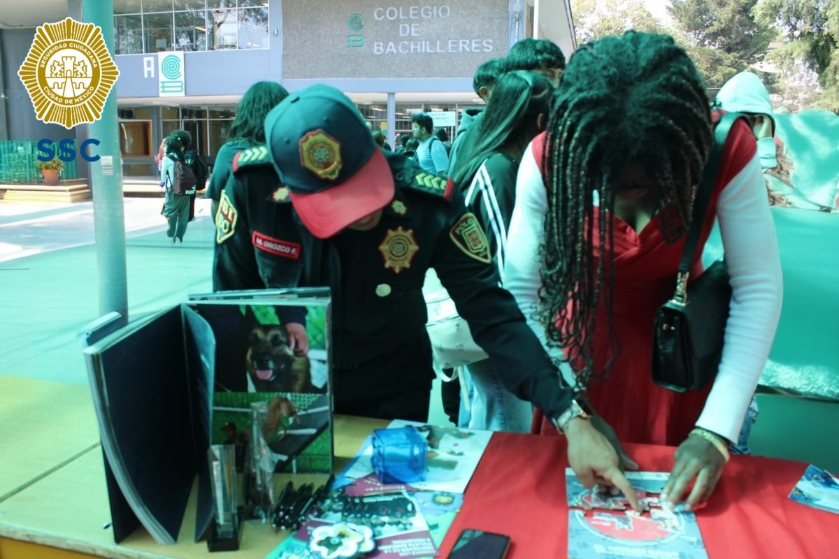PBI_SSC's tweet image. En @cuajimalpa_gob, la #PBI de la @SSC_CDMX participó en la #FeriaDeSeguridad realizada en el Colegio de Bachilleres Plantel 8 #Cuajimalpa. 

A través del #StandInformativo, el personal brindó información de las labores y los servicios que ofrece la corporación; además, realizó