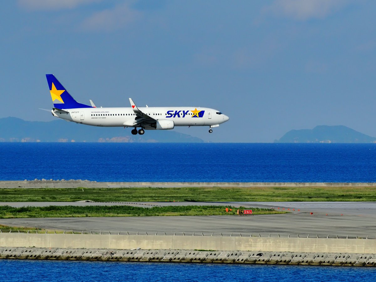 🛬 海の色が時間帯で刻々と変わります☺️ JA737T B737-800 #SKY