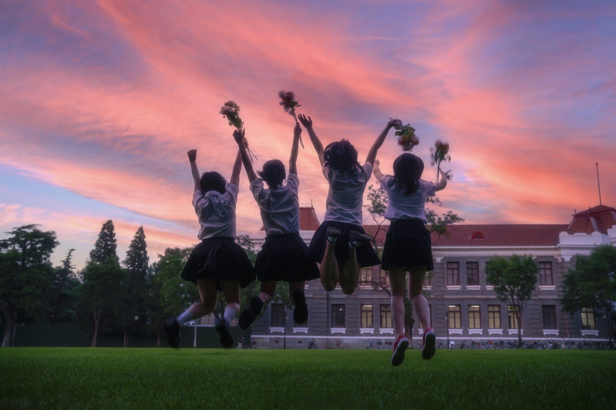 Jkinsey2323's tweet image. "Cheers to the ones who turned late nights into inside jokes, and textbooks into stories.  Graduation isn’t the end—it’s the start of where our 'what ifs' become 'watch this.' #ClassOf2024 #NextChapter"