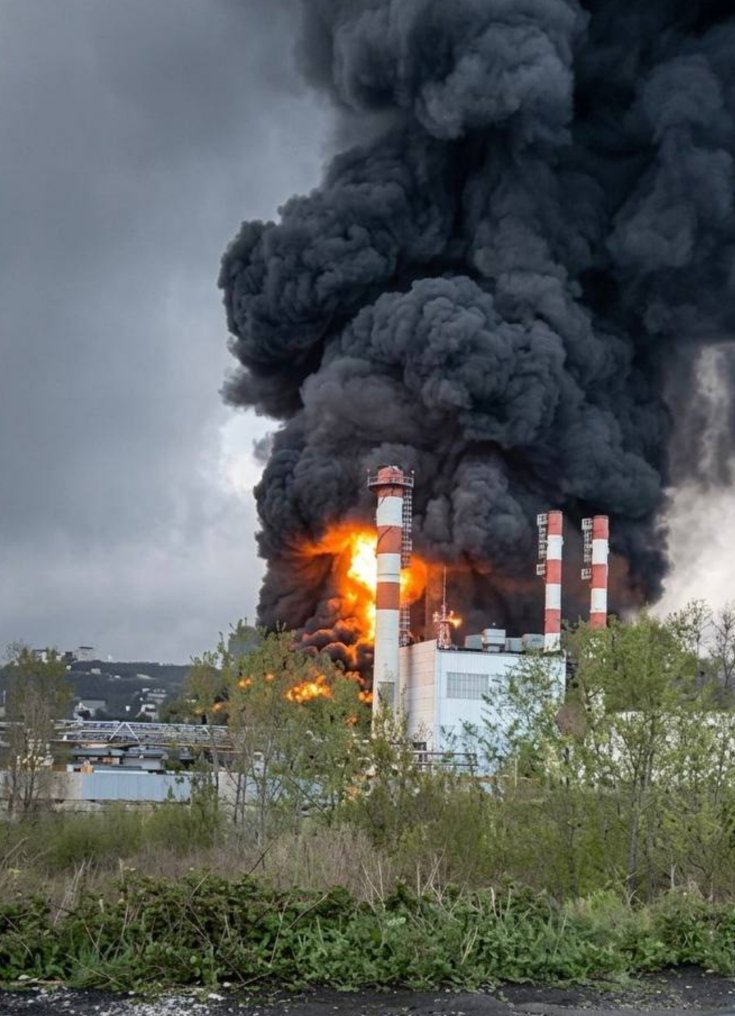 Ukraine 🇺🇦 hit Rosneft’s 🇷🇺 Tuapse refinery so hard that the tank farm fire took 150+ people, 49 vehicles, and 3 days to put out.

That is not a flare-up🔥. That is a refinery becoming a municipal emergency.