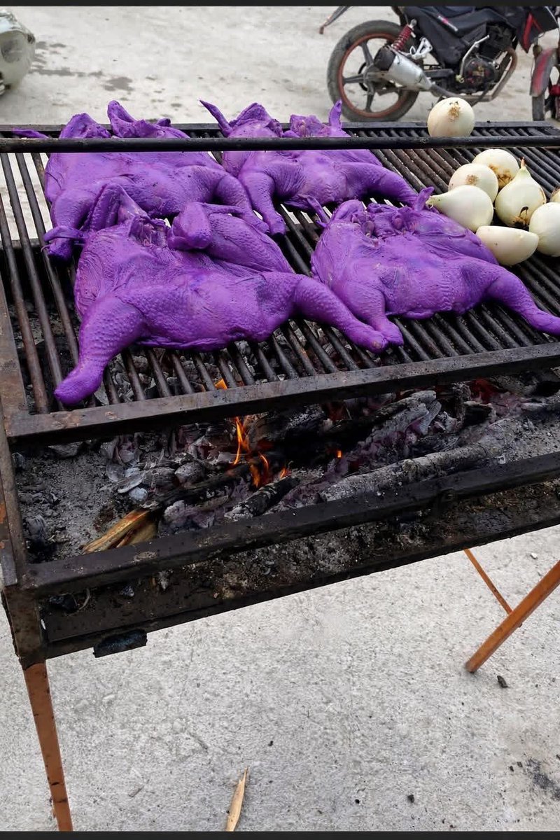 ElJeringasLoko's tweet photo. Asi empezamos el martes,  no se vendió nada, no les gustó el pollo sabor uva https://t.co/hATb2EKlqx
