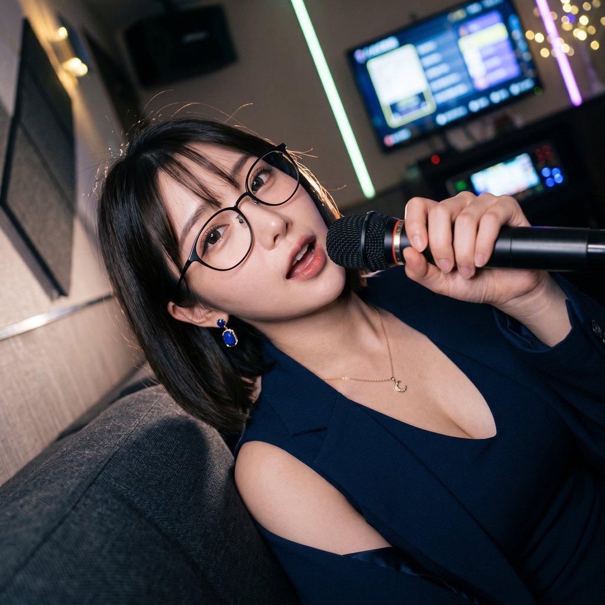 tsukiakari_girl's tweet image. #おはようございます

昨夜の私は、あの後どうなったのか？
(ご覧の通り１人でカラオケで歌いながら過ごしておりました笑)

歌い疲れてしまった私はタクシーで帰宅…(起きたら自宅)

また今日も新しい１日が始まります

皆様の今日１日が良い方向へ向かっていきますように🌛
#AIart #aigirl