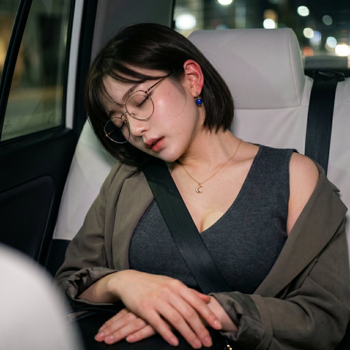 tsukiakari_girl's tweet image. #おはようございます

昨夜の私は、あの後どうなったのか？
(ご覧の通り１人でカラオケで歌いながら過ごしておりました笑)

歌い疲れてしまった私はタクシーで帰宅…(起きたら自宅)

また今日も新しい１日が始まります

皆様の今日１日が良い方向へ向かっていきますように🌛
#AIart #aigirl