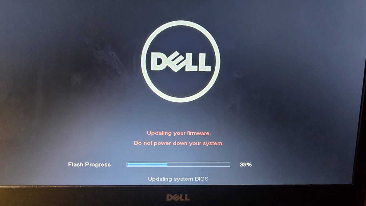 kharhan's tweet image. la hemos cagao.....estoy actualizando la BIOS sin yo haberlo pedido 😱😱😱 #tech #informatica #cagada y le tengo que dar las gracias al #linuxmint