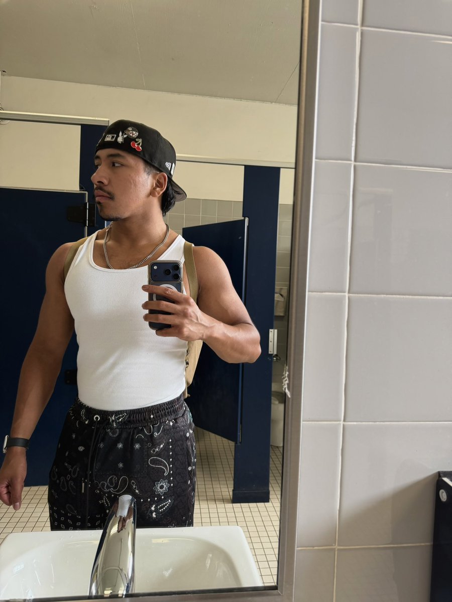 gnzlzz_'s tweet image. bathroom flix #mlm #gym