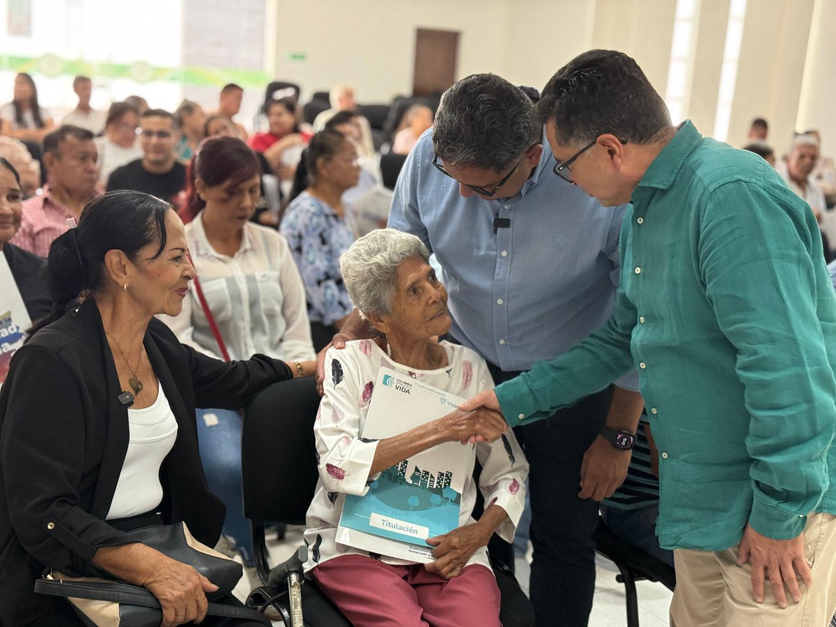 Supernotariado's tweet photo. #SNRContigo | Llegamos a Los Patios, Norte de Santander, para convertir la espera en certeza 🏡✨
60 predios formalizados en siete barrios, gracias al trabajo articulado con la Alcaldía Municipal.
33 mujeres y 27 hombres dejan atrás la incertidumbre y lo dicen con orgullo: “este hogar es mío, y es legal”. 💛