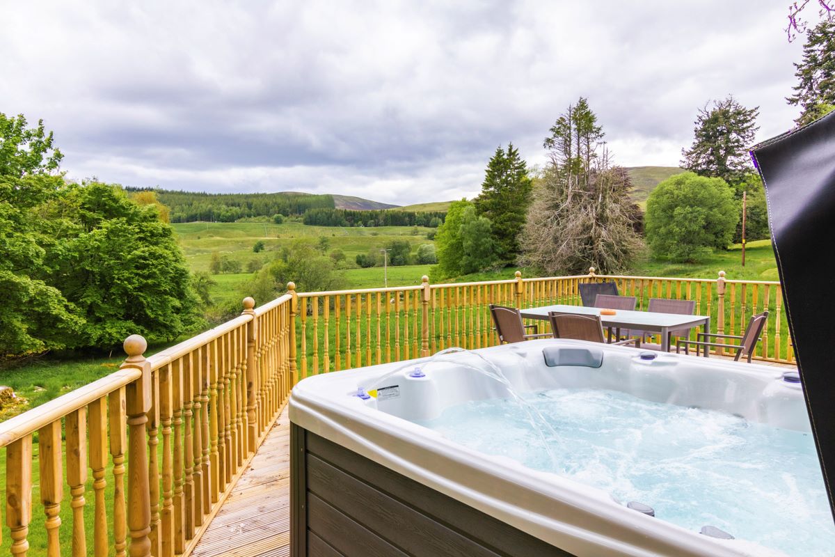 holidayhighland's tweet image. 💙🏴󠁧󠁢󠁳󠁣󠁴󠁿 Hot tub with a view anyone? Looking for a self-catering holiday in Aviemore with a hot tub? Romantic lodge for 2 or for a large group? Sauna, games room and pool table?

Take a look at our pick of the best:

holidayscottishhighlands.co.uk/self-catering-…

#Scotland #HighlandsIslands