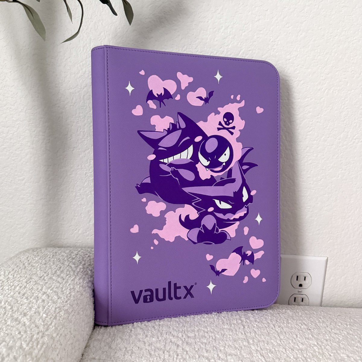 raedia_'s tweet photo. First hand painted binder and I’m super proud of how it came out, it’s so cute! 💜 and it’s listed on my eBay for auction - Link in bio! #tcg #tcgbinder #pokemon #pokemonbinder #custombinder https://t.co/O2hJuMSPwf