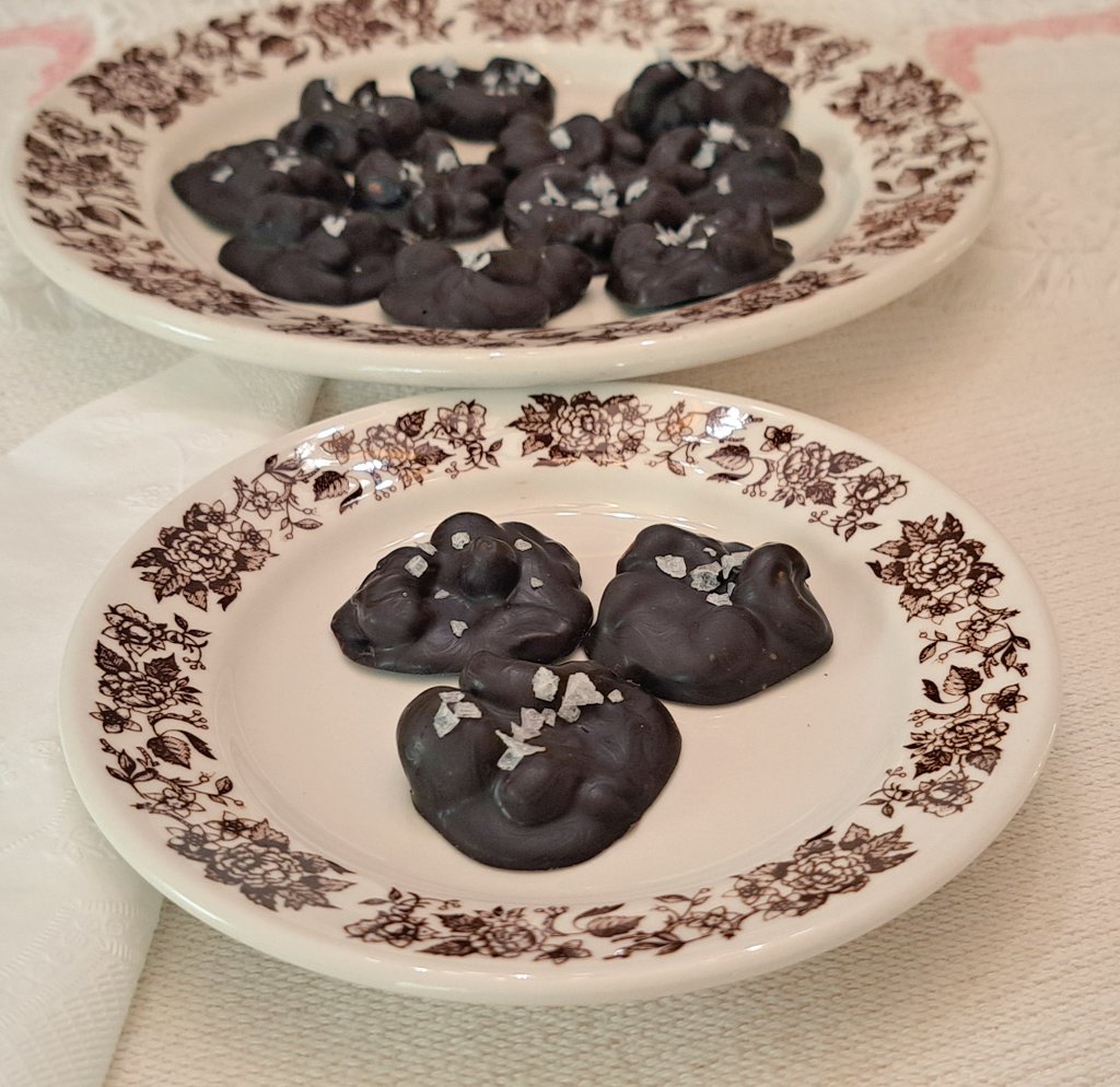 AnneSchlegel1's tweet image. Dark chocolate cashew clusters, sprinkled with sea salt, to wish you a great day!  #delicious #homemade #NationalChocolateCoveredCashewsDay