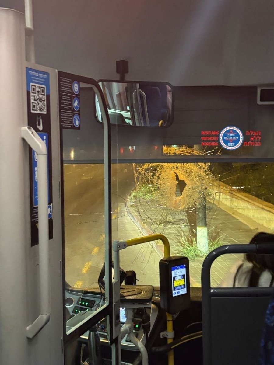 PalinfoFr's tweet image. #Photo | un bus de colons endommagé après avoir été la cible de jets de pierres alors qu’il se dirigeait depuis la route de la colonie « Anatot » vers Jérusalem occupée.