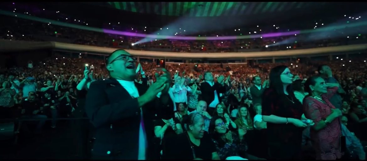 raphaelistasmx's tweet photo. 2024 📆 y 2026 📆 videos oficiales del equipo de @raphaelnet_com dónde salgo en primera fila gritando, aplaudiendo y como yo le digo “dirigiendo la liturgia” 😅 TE AMAMOS @RAPHAELartista #Raphael #Raphaelísimo #RaphaelísimoTour #TourRaphaelísimo #Raphaelistas #Raphaelismo https://t.co/2VXldMqkAm