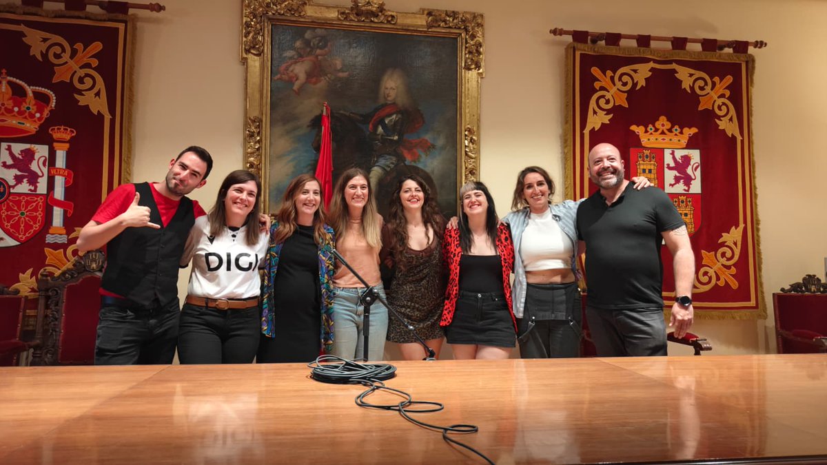DavisCorpa's tweet photo. 💚Feliz del Segundo premio en el Concurso de Monólogos en el IV Festival del @corderitititito 🤩🙌🏻 Gracias por darme la oportunidad de formar parte de esta fiesta tan bonita dedicada al humor, lo disfruté muchísimo.🥰👏🏻👏🏻👏🏻👏🏻
💚Ha sido un fin de semana precioso.
#humorenlacalle https://t.co/jSRloqZkgJ