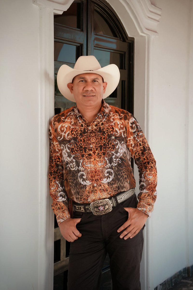 🎙️ Salvador Gutiérrez te acompaña en cabina, de lunes a viernes de 1 a 5PM, con la mejor música ranchera para que subas todo el volumen 🤠🎶
📸 Fotografías gracias a Fine Art.